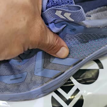 Hummel Denies Refund After Sneakers Tear Within Two Months