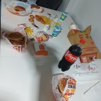 Eksik Ve Yanlış Gelen Hamburger Ve Patates, Yardımcı Telefon Çalışmıyor