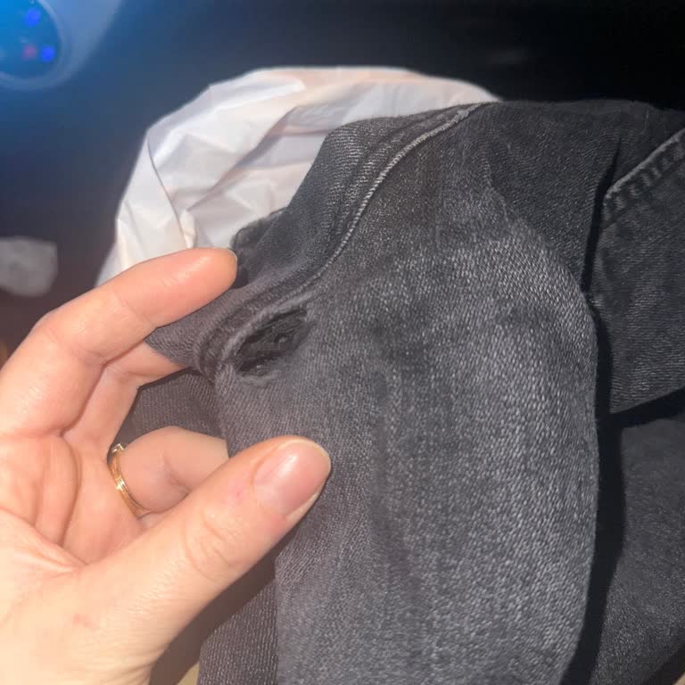 Stradivarius Pantolonu Sadece 4 Ayda Yırtıldı, Mağaza Yardım Reddetti