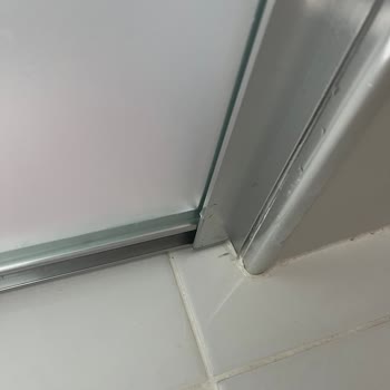 Tek Duş Kabin Duşakabinde Tehlikeli Kesik Metal Parçalar Ve Kısa Profil Sorunu