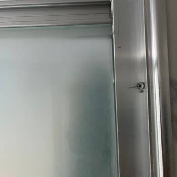 Tek Duş Kabin Duşakabinde Tehlikeli Kesik Metal Parçalar Ve Kısa Profil Sorunu