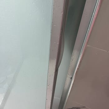 Tek Duş Kabin Duşakabinde Tehlikeli Kesik Metal Parçalar Ve Kısa Profil Sorunu