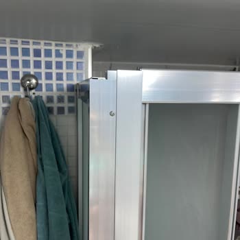 Tek Duş Kabin Duşakabinde Tehlikeli Kesik Metal Parçalar Ve Kısa Profil Sorunu