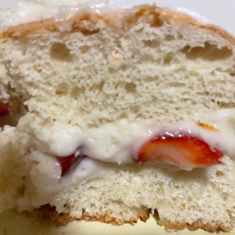 Almira Pastanesi’nden Bayat Çilekli Pasta Ve Güven Sarsıntısı