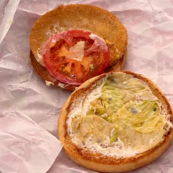 Arby's Mersin Şubesinde Hasarlı Paket Ve Çürük Marul İçeren Hamburger İçin Ücret İadesi Talebi