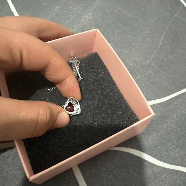 Yüzük Eksik, Kolye Özensiz