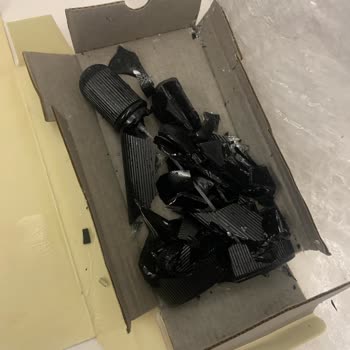 Aras Kargo'nun Dikkatsiz Taşıması Sonucu Parfüm Şişesi Kırıldı