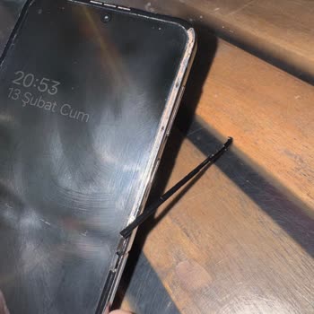 Samsung Z Flip5 Plastik Şerit Kırılması: Garanti Dışı Ücretsiz Onarım Ve Yedek Cihaz Talebi