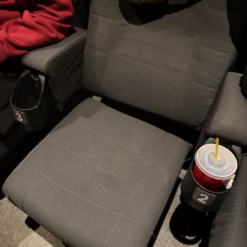 Cinemaximum Salon 8'de Eski, Rahatsız Koltuklar Ve Kalitesiz İkramlar Nedeniyle Ücret İadesi Talebi