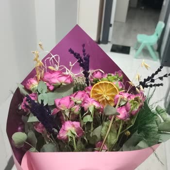 Çiçek Siparişinde Görsel Yanıltması, Çürük Güller Ve Sigara Kokusu