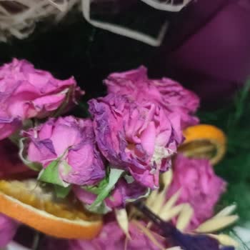 Çiçek Siparişinde Görsel Yanıltması, Çürük Güller Ve Sigara Kokusu