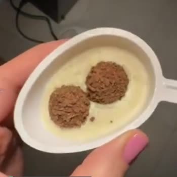 Kinder Joy'un Üstündeki Beyaz Kabarcıklar