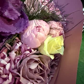 Görseldeki Buketten Farklı Solmuş Çiçek Gönderimi İçin İade Talebi