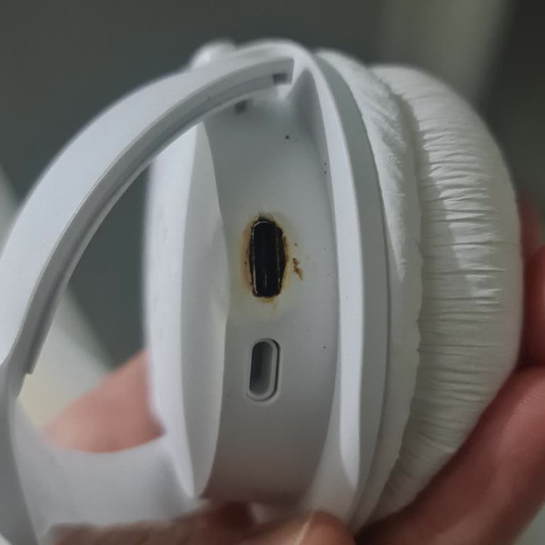 JBL Tune 525BT Şarj Girişi Yandı, Kulaklık Kullanılamaz