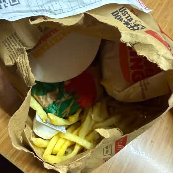 Kırık Paket, Hijyen Sorunları ve Destek Eksikliği Nedeniyle Yemeksepeti'nden İade Talebi