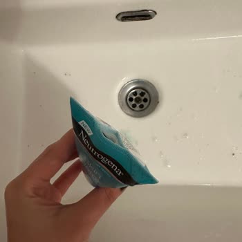 Gratis’te Patlayan Neutrogena Peeling Jel Tüpü Ve Bozuk Formül Şikayeti