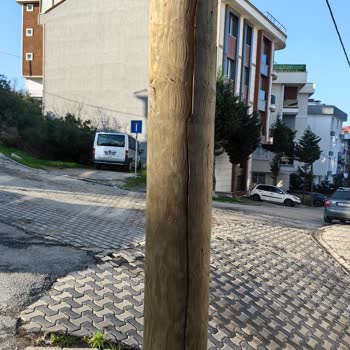 Hasarlı Telekom Direği Otopark Girişini Kapıyor Acil Değişim Ve Taşıma Talebi