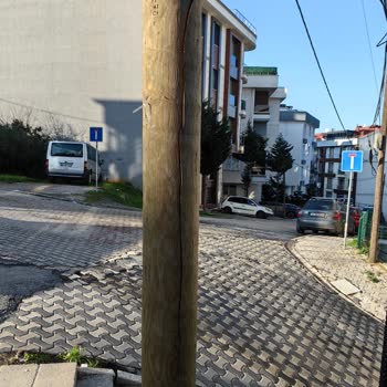 Hasarlı Telekom Direği Otopark Girişini Kapıyor Acil Değişim Ve Taşıma Talebi