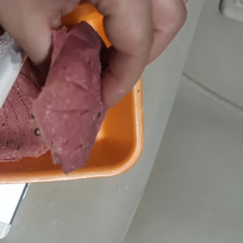 Açık Şarküteride Üstü Temiz Gösterilen Ürünlerin Altı Çöpe Dönüyor