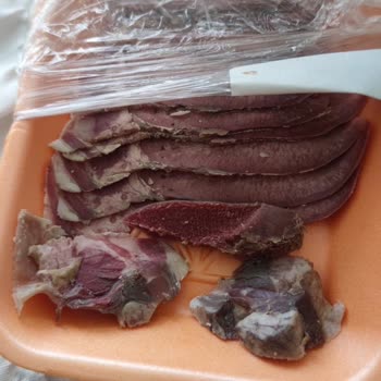 Açık Şarküteride Üstü Temiz Gösterilen Ürünlerin Altı Çöpe Dönüyor