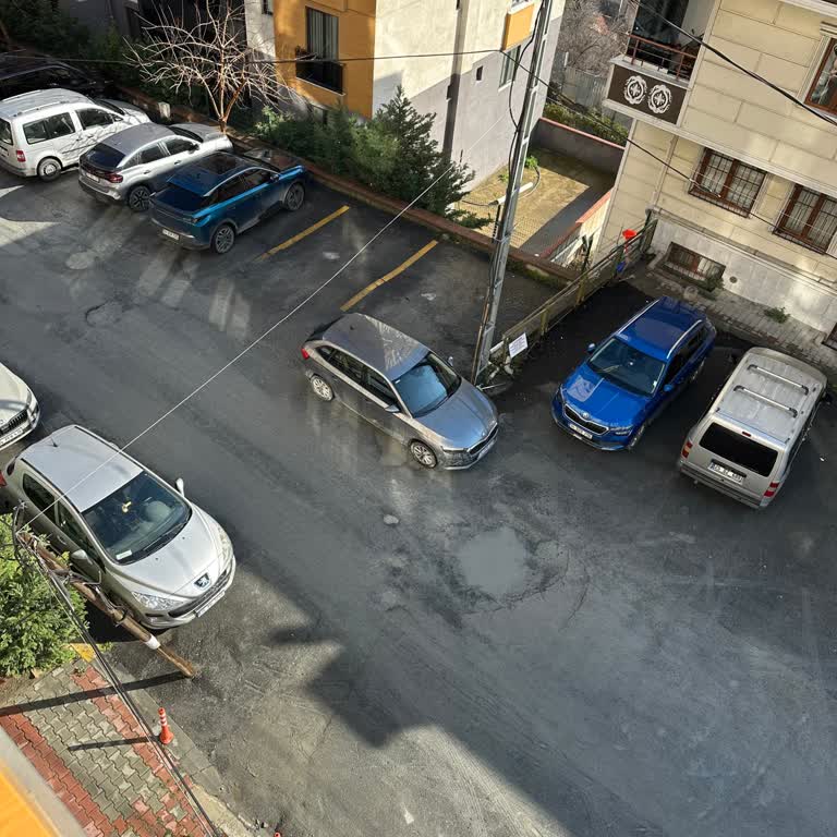 İstanbul'da Abuhayat Caddesi Çamur Ve Çukurlarla Kullanılamaz