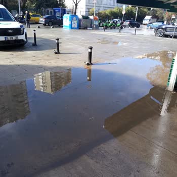 Kadıköy'de Bina Önündeki Sürekli Su Baskını Müşterileri Zor Duruma Sokuyor