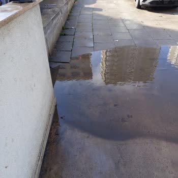 Kadıköy'de Bina Önündeki Sürekli Su Baskını Müşterileri Zor Duruma Sokuyor