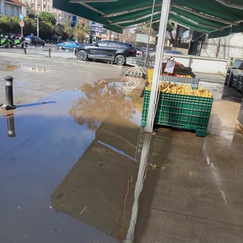 Kadıköy'de Bina Önündeki Sürekli Su Baskını Müşterileri Zor Duruma Sokuyor