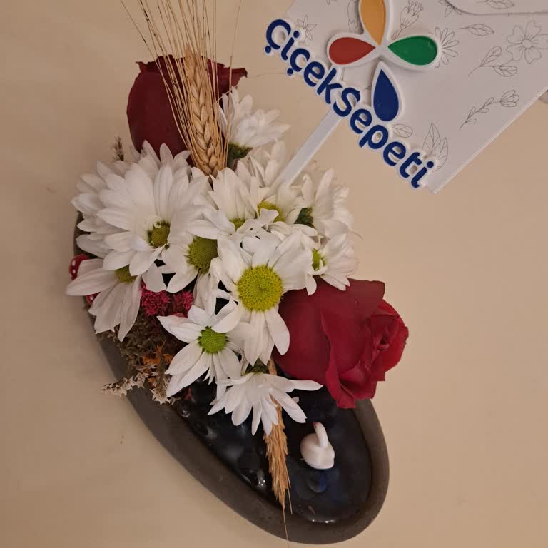 Çiçek Sepeti Kuğulu Teraryumda Eksik Kuğu ve Kuryenin Dikkatsiz Teslimatı