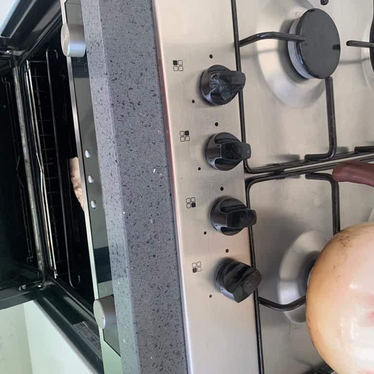 Franke Bulaşık Sepetleri Paslanıp Koptu, Ocak Düğmeleri Eridi Ve Fırın Isısı Dolapları Zarar Verdi