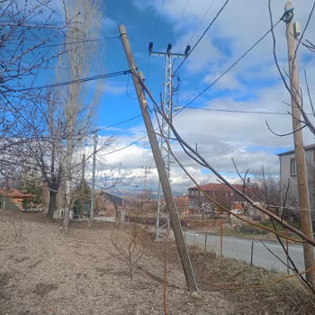 Türk Telekom Kayseri Hacılar’da Güvenliği Tehdit Eden Telefon Direği İçin Acil Sökülme Talebi