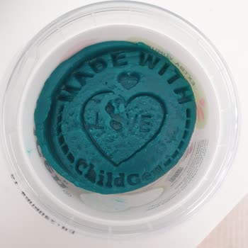 Childgen Oyun Hamuru Şekil Vermez Ve Ellerimize Yapışıyor