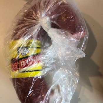 Sucuğun İçindeki Kemik Parçası Dişi Kırdı, Tazminat Talep Ediliyor