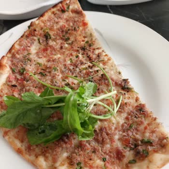 Hamur Gibi Yanık Lahmacunlar, Çürük Roka Ve Çözüm Sunmayan İşletme