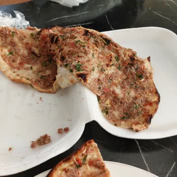 Hamur Gibi Yanık Lahmacunlar, Çürük Roka Ve Çözüm Sunmayan İşletme