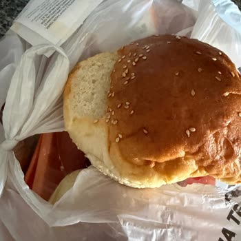 Görseldeki Hamburger Ekmeği Sayısı Uyuşmazlığı, Ambalajsız Ve Hijyenik Olmayan Köfte