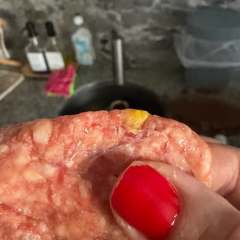 Görseldeki Hamburger Ekmeği Sayısı Uyuşmazlığı, Ambalajsız Ve Hijyenik Olmayan Köfte