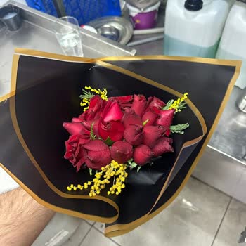 Sevgililer Günü Çiçeği Yanlış Boyutta Ve Geç Teslim Edildi