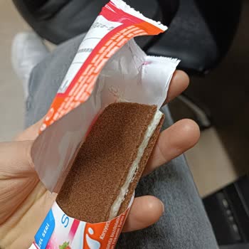 BİM Şubesinde Kinder Çilekli Süt Diliminde Kıl Tespiti Hijyen Şikayeti