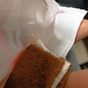 BİM Şubesinde Kinder Çilekli Süt Diliminde Kıl Tespiti Hijyen Şikayeti