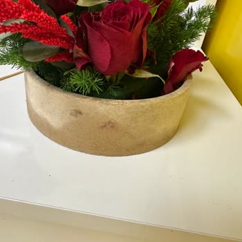 Görseldeki Canlı Kırmızı Güller Yerine Soluk Ve Islak Ürün, Kart Eksik