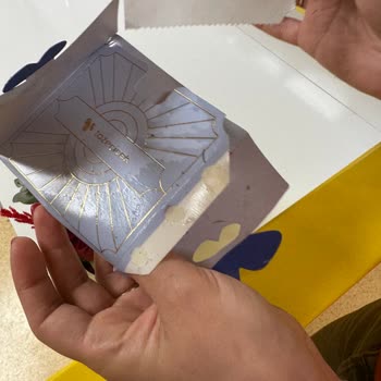 Görseldeki Canlı Kırmızı Güller Yerine Soluk Ve Islak Ürün, Kart Eksik