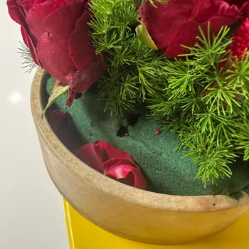 Görseldeki Canlı Kırmızı Güller Yerine Soluk Ve Islak Ürün, Kart Eksik