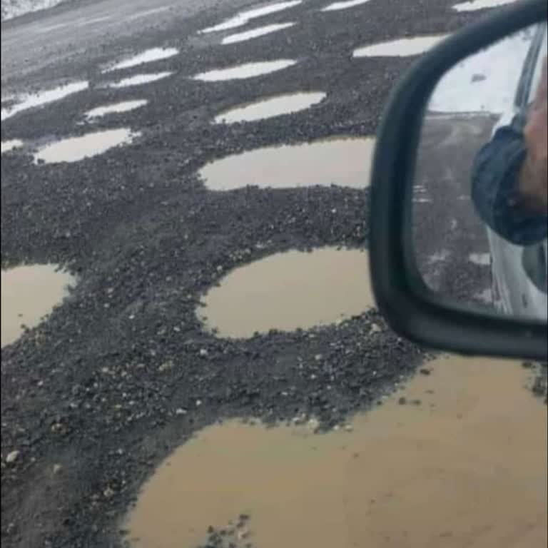 Muş-Varto Yolundaki Çukurlar Sürücü Güvenliğini Tehlikeye Atıyor