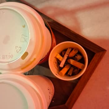 Kapalı Alanda Sigara Dumanı Ve Küllükler Müşterileri Rahatsız Ediyor