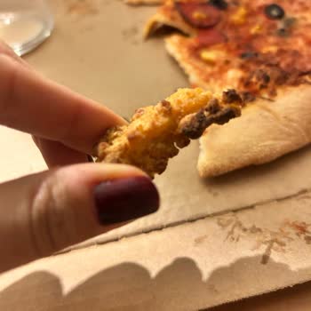 Uzun Bekleme Ve Soğuk, Yanmış Pizza Ve Tavuk Şikayetim