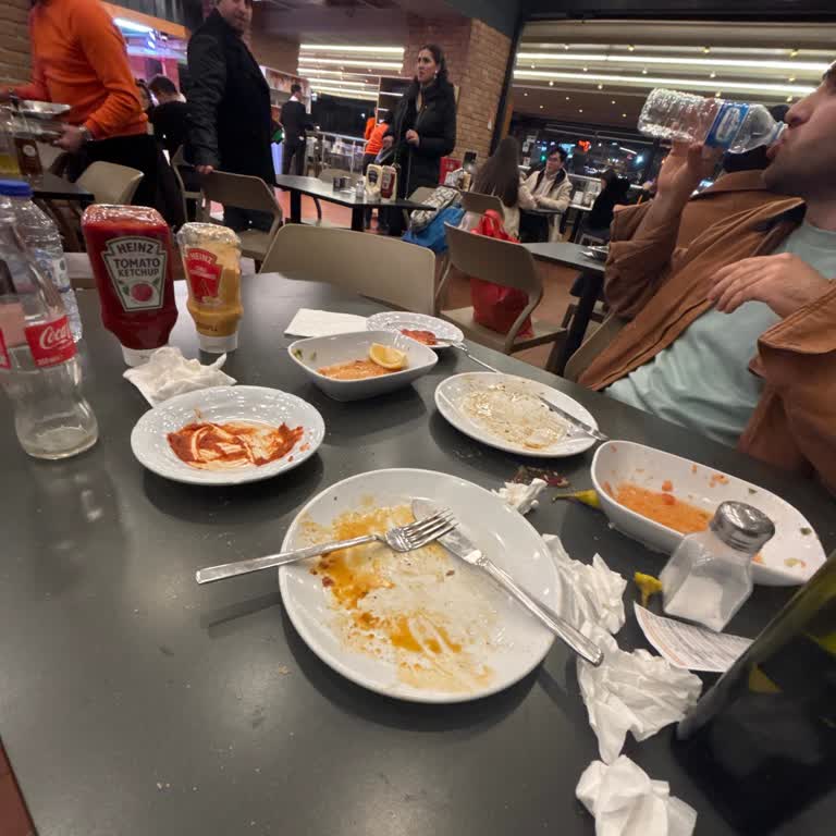 Sirkeci Şubesinde Uzun Bekleme Ve Kalitesiz Yemek Şikayeti