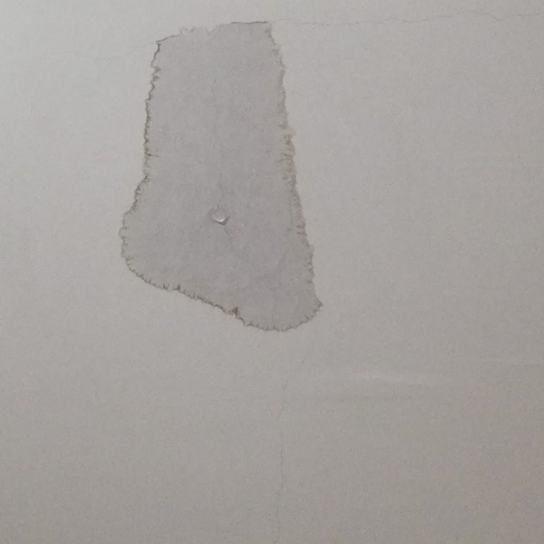 Tavandan Aşağı Dökülen Su Ve Balkon Hasarı İçin TOKİ’den Hızlı Çözüm Talebi