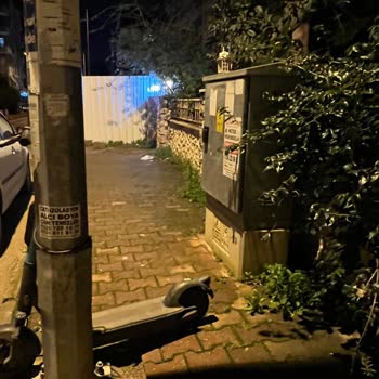 Dar Kaldırımı Kapatan Martı Scooter’ı Yaya Ve Bebek Arabası Kullanıcılarını Tehdit Ediyor