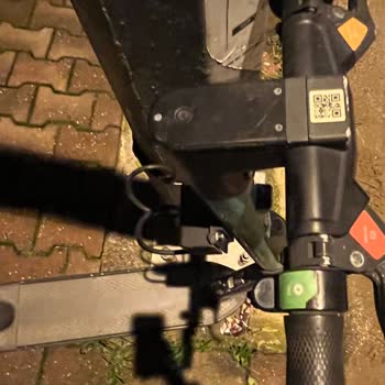 Dar Kaldırımı Kapatan Martı Scooter’ı Yaya Ve Bebek Arabası Kullanıcılarını Tehdit Ediyor